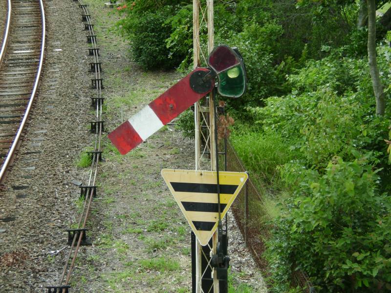 Signal at Ascot
One of the last semaphore signals on the network 2010.
