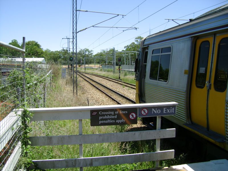 EMU 42 departing Beerburrum 2008
Beerburrum former station
EMU 42 leading DOWN has the green
New Beerburrum station being constructed which opened April 2009.
