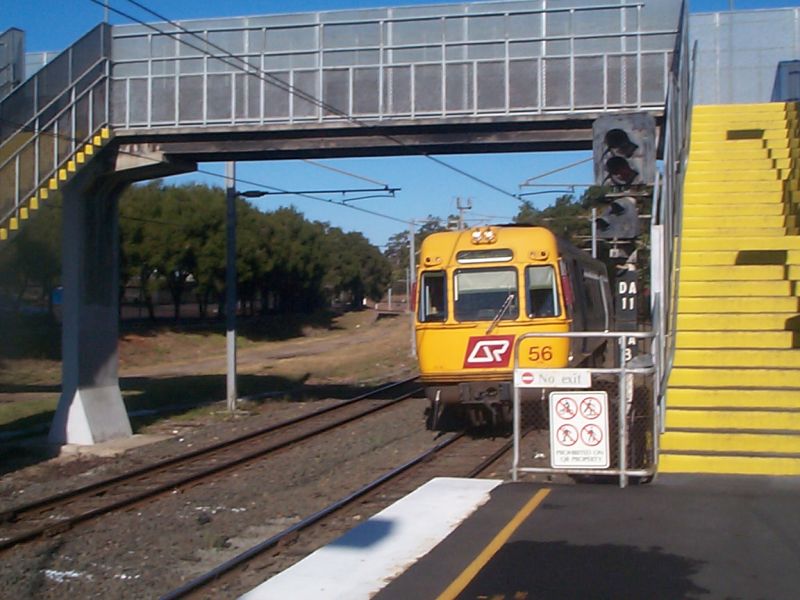 EMU 56 at Darra 2008
EMU 56 arriving at Darra.  Down service.
